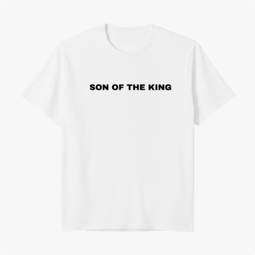 Camiseta com estampa frontal de texto centrado em letras maiúsculas que diz "SON OF THE KING".
