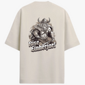 Camiseta com estampa frontal de pequeno símbolo abstrato e estampa traseira de guerreiro nórdico detalhado com capacete e barba, acompanhado do texto "Rise Einherjar!".