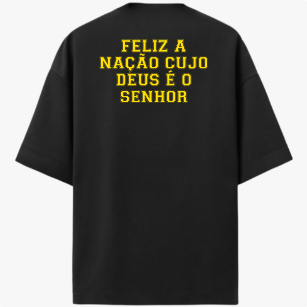 Camiseta com estampa frontal de bandeira estilizada com texto "SALMOS 33, 12" e estampa traseira com frase "FELIZ A NAÇÃO CUJO DEUS É O SENHOR".