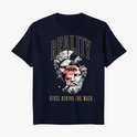 Camiseta com estampa frontal de máscara teatral rachada revelando um rosto de macaco com bandana vermelha, acompanhada pelas frases "Reality" e "Hides Behind The Mask".