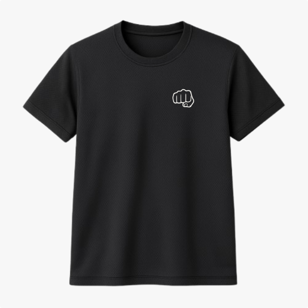 Camiseta com estampa frontal de um punho cerrado em estilo simples e estampa traseira com a frase "no mercy club" em fonte medieval.