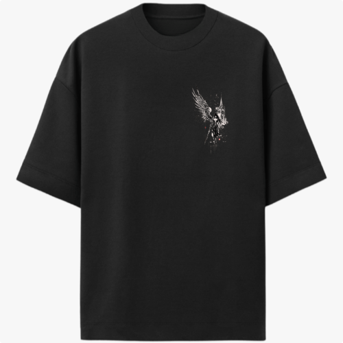 Camiseta com estampa frontal de figura angelical detalhada com asas abertas e envolta em detalhes intricados, compondo um design de estética celestial.