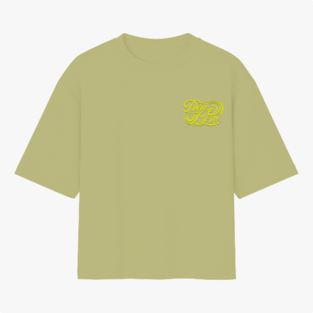 Camiseta com estampa frontal de lettering "Deus é bom" em estilo caligráfico detalhado e estampa traseira idêntica, porém em tamanho ampliado.