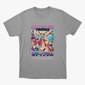 Camiseta com estampa frontal de ilustração em estilo anime, apresentando personagem com pose dinâmica, letras coloridas acima e inscrições japonesas abaixo.