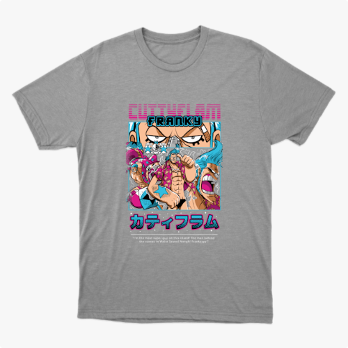 Camiseta com estampa frontal de ilustração em estilo anime, apresentando personagem com pose dinâmica, letras coloridas acima e inscrições japonesas abaixo.