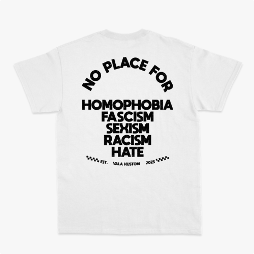 Camiseta com estampa frontal de logotipo estilizado "VALA" e estampa traseira com texto em negrito "NO PLACE FOR" seguido de palavras contra discriminação e ódio.