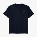 Camiseta com estampa frontal de contorno minimalista de um gato sentado acompanhado de uma pequena estrela, criando um design elegante e sutil.