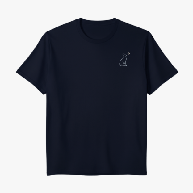 Camiseta com estampa frontal de contorno minimalista de um gato sentado acompanhado de uma pequena estrela, criando um design elegante e sutil.