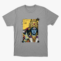 Camiseta com estampa frontal de uma figura feminina em estilo artístico, adornada com joias e detalhes florais, destacando expressões culturais e místicas.