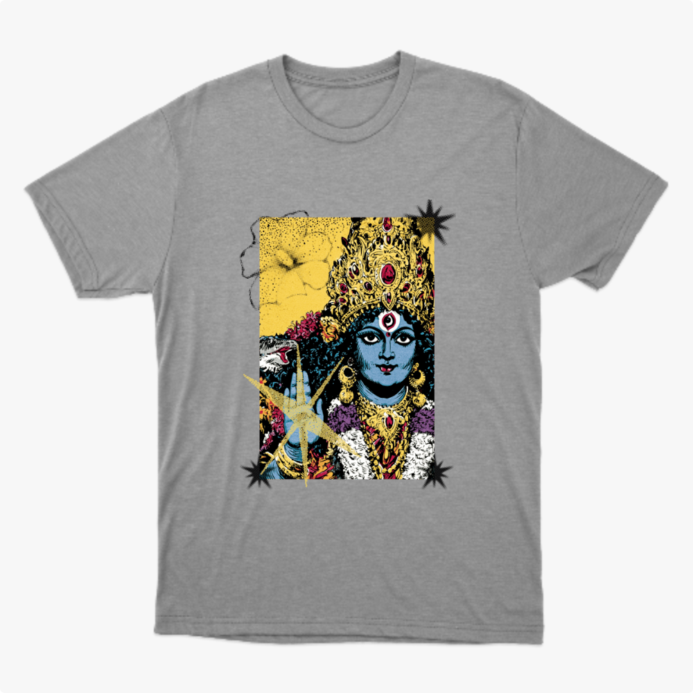 Camiseta com estampa frontal de uma figura feminina em estilo artístico, adornada com joias e detalhes florais, destacando expressões culturais e místicas.