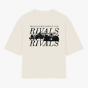 Camiseta com estampa frontal de texto "RIVALS" e estampa traseira de carros de corrida sobrepostos por "RIVALS", com a frase "THE LAST LAP WAS NEVER JUST A LAP".
