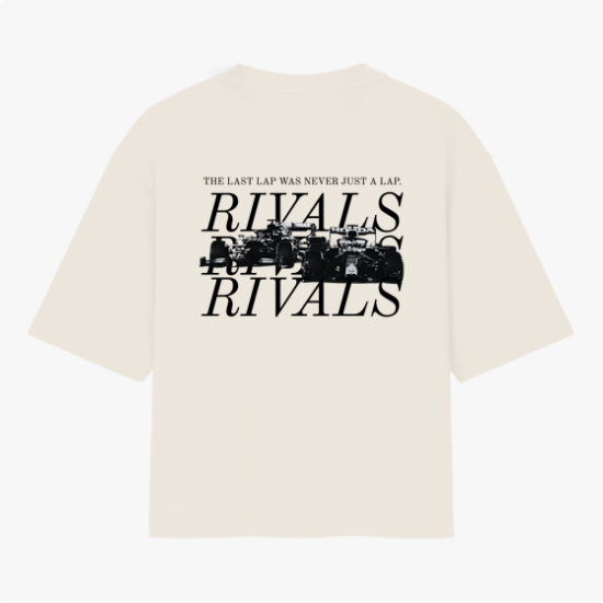 Camiseta com estampa frontal de texto "RIVALS" e estampa traseira de carros de corrida sobrepostos por "RIVALS", com a frase "THE LAST LAP WAS NEVER JUST A LAP".