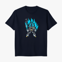 Camiseta com estampa frontal de guerreiro em postura poderosa, cercado por chamas ascendentes vibrantes, irradiando força e intensidade.