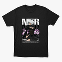 Camiseta com estampa frontal de personagem com cabelo prateado, vestindo traje estilizado, entre flores roxas, acompanhada de letras grandes e código de barras.