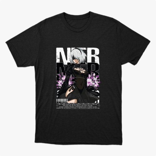 Camiseta com estampa frontal de personagem com cabelo prateado, vestindo traje estilizado, entre flores roxas, acompanhada de letras grandes e código de barras.