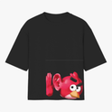 Camiseta com estampa frontal de uma figura caricata de pássaro vermelho com expressão facial interessante, foco no rosto e orelhas pontudas.