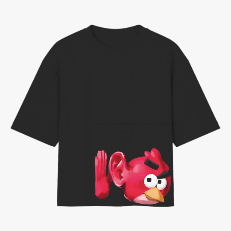 Camiseta com estampa frontal de uma figura caricata de pássaro vermelho com expressão facial interessante, foco no rosto e orelhas pontudas.