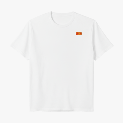 Camiseta com estampa frontal de logo pequeno com texto e estampa traseira de Papai Noel segurando rifle, com textos grandes em estilo festivo.