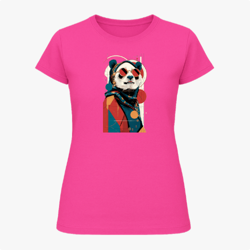 Camiseta com estampa frontal de panda estilizado usando óculos escuros, lenço e traje moderno, inserido em um design geométrico abstrato.