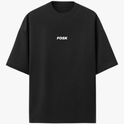 Camiseta com estampa frontal de palavra centralizada em fonte moderna e estampa traseira de mesma palavra centralizada próxima à gola.