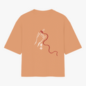 Camiseta com estampa frontal de texto estilizado e coração entrelaçado, e estampa traseira de mão delineada segurando fio vermelho com caracteres orientais.