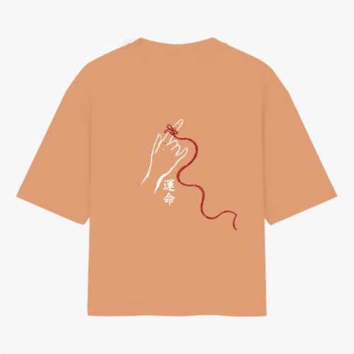 Camiseta com estampa frontal de texto estilizado e coração entrelaçado, e estampa traseira de mão delineada segurando fio vermelho com caracteres orientais.