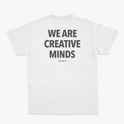 Camiseta com estampa frontal de "WE ARE CREATIVE MINDS" em letras pequenas no canto e estampa traseira da mesma frase em letras grandes com "just ship it" abaixo.