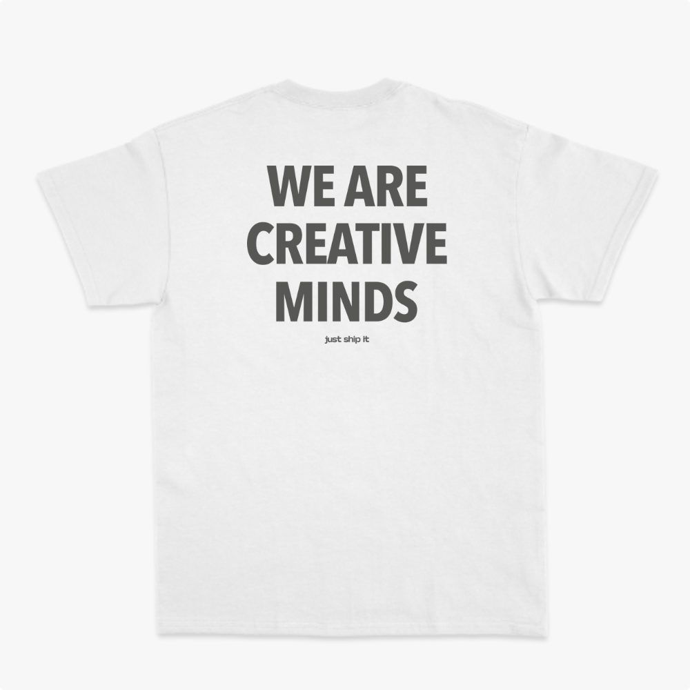 Camiseta com estampa frontal de "WE ARE CREATIVE MINDS" em letras pequenas no canto e estampa traseira da mesma frase em letras grandes com "just ship it" abaixo.