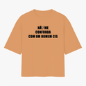 Camiseta com estampa frontal de texto "NÃO ME CONFUNDA COM UM HOMEM CIS" e estampa traseira de símbolo centralizado com texto circular "TRANSVESTICIO".
