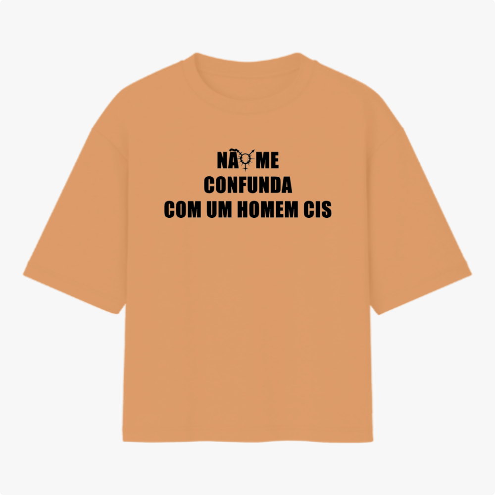 Camiseta com estampa frontal de texto "NÃO ME CONFUNDA COM UM HOMEM CIS" e estampa traseira de símbolo centralizado com texto circular "TRANSVESTICIO".