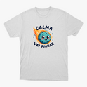 Camiseta com estampa frontal de meteoro sorridente rodeado por estrelas e frase "CALMA VAI PIORAR" em letras estilizadas.