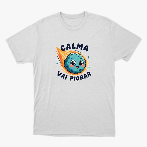 Camiseta com estampa frontal de meteoro sorridente rodeado por estrelas e frase "CALMA VAI PIORAR" em letras estilizadas.