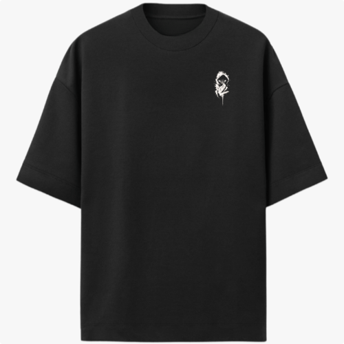 Camiseta com estampa frontal de máscara tribal e estampa traseira de figura encapuzada com olhar penetrante e mão estendida em gesto dramático.
