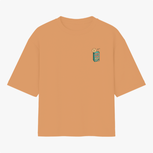 Camiseta com estampa frontal de uma caixa de suco com canudo ao lado de um sol sorridente, agregando um toque divertido e criativo à peça casual.