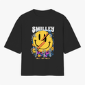 Camiseta com estampa frontal de rosto sorridente derretendo, atravessado por raio, rodeado por elementos gráficos coloridos e frase "Forget Your Problem".