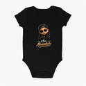 Body infantil com estampa frontal de urso estiloso usando boné e óculos escuros, com a frase "Mini Abusadinho" destacando-se abaixo.