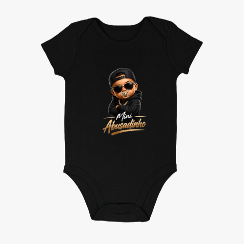 Body infantil com estampa frontal de urso estiloso usando boné e óculos escuros, com a frase "Mini Abusadinho" destacando-se abaixo.