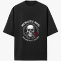 Camiseta com estampa frontal de caveira detalhada rodeada por espinhos, acompanhada de uma rosa e as palavras “Memento Mori” na parte superior e inferior.