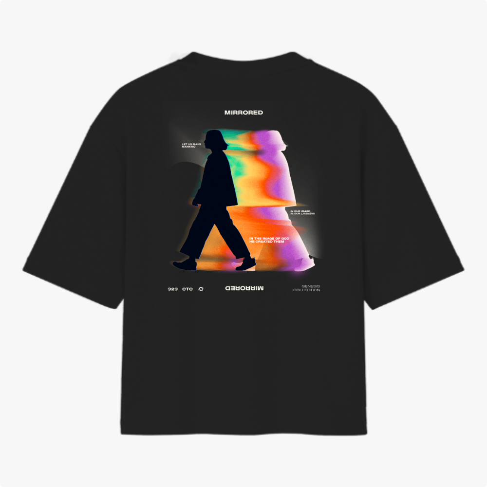 Camiseta com estampa frontal de texto estilizado "323" e estampa traseira de silhueta de pessoa sobre fundo iridescente com diversos textos.