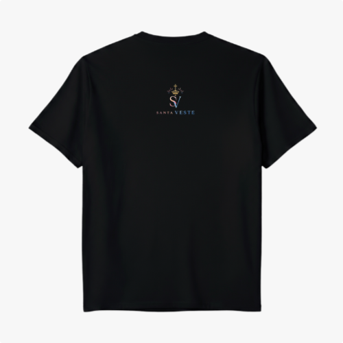Camiseta com estampa frontal de figura religiosa emoldurada por detalhes florais e frase "Nossa Senhora, rogai por nós" e estampa traseira de logotipo estilizado "SV Santa Veste".