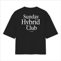 Camiseta com estampa frontal de texto pequeno "Sunday Hybrid Club" e estampa traseira de texto grande "Sunday Hybrid Club" sobreposto ao logo menor.