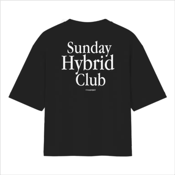 Camiseta com estampa frontal de texto pequeno "Sunday Hybrid Club" e estampa traseira de texto grande "Sunday Hybrid Club" sobreposto ao logo menor.