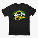 Camiseta com estampa frontal de bandeira estilizada, com o texto "ACORDA BRASIL" em destaque sobre um fundo pincelado e cinco estrelas alinhadas.
