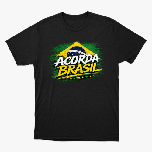 Camiseta com estampa frontal de bandeira estilizada, com o texto "ACORDA BRASIL" em destaque sobre um fundo pincelado e cinco estrelas alinhadas.