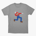 Camiseta com estampa frontal de um personagem icônico de macacão levantando uma mão aberta e apontando na outra direção, em posição alegre e animada.