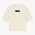 Camiseta com estampa frontal de texto estilizado “O Poderoso Garotinho” e estampa traseira de personagem infantil musculoso sob o mesmo texto.