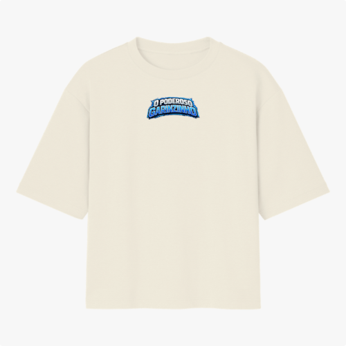 Camiseta com estampa frontal de texto estilizado “O Poderoso Garotinho” e estampa traseira de personagem infantil musculoso sob o mesmo texto.