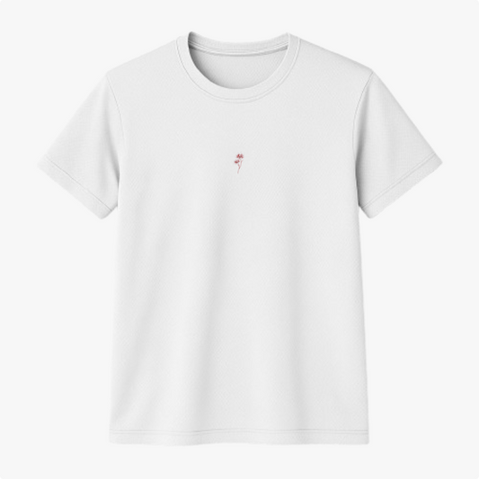 Camiseta com estampa frontal de uma flor vermelha minimalista e estilizada localizada no centro do peito, trazendo um detalhe sutil e elegante.