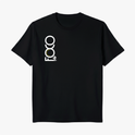 Camiseta com estampa frontal de letras dispostas verticalmente formando a palavra "FOCO", com detalhe circular estilizado e elemento gráfico linear no final.