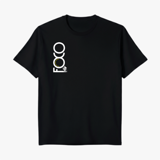 Camiseta com estampa frontal de letras dispostas verticalmente formando a palavra "FOCO", com detalhe circular estilizado e elemento gráfico linear no final.